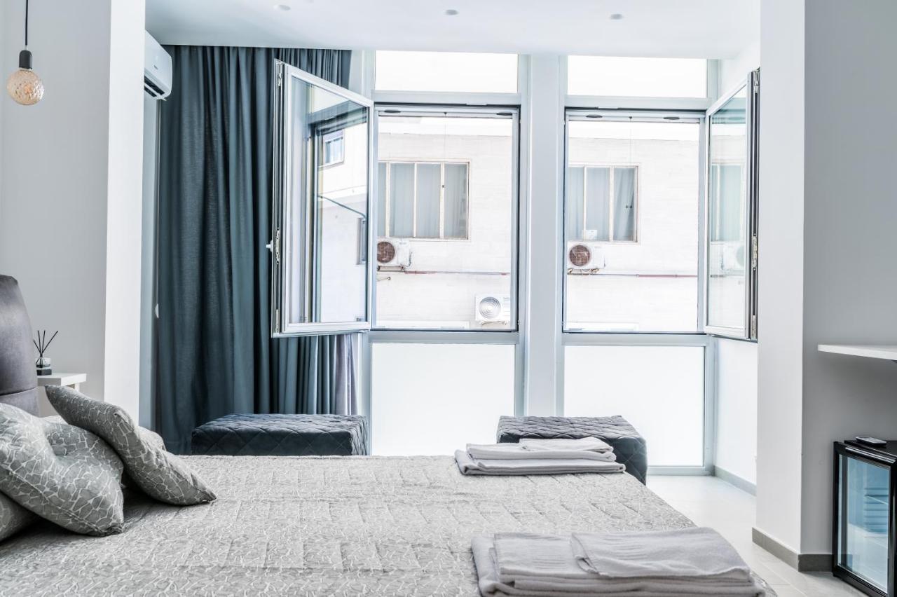 Naples & Love Rooms *