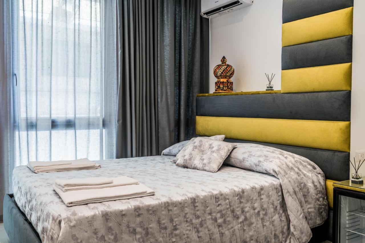Naples & Love Rooms *